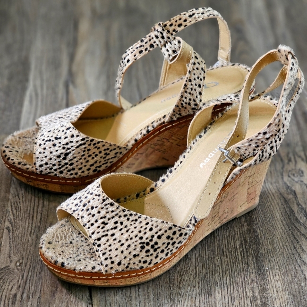 Faux cheetah wedges sz 8.5